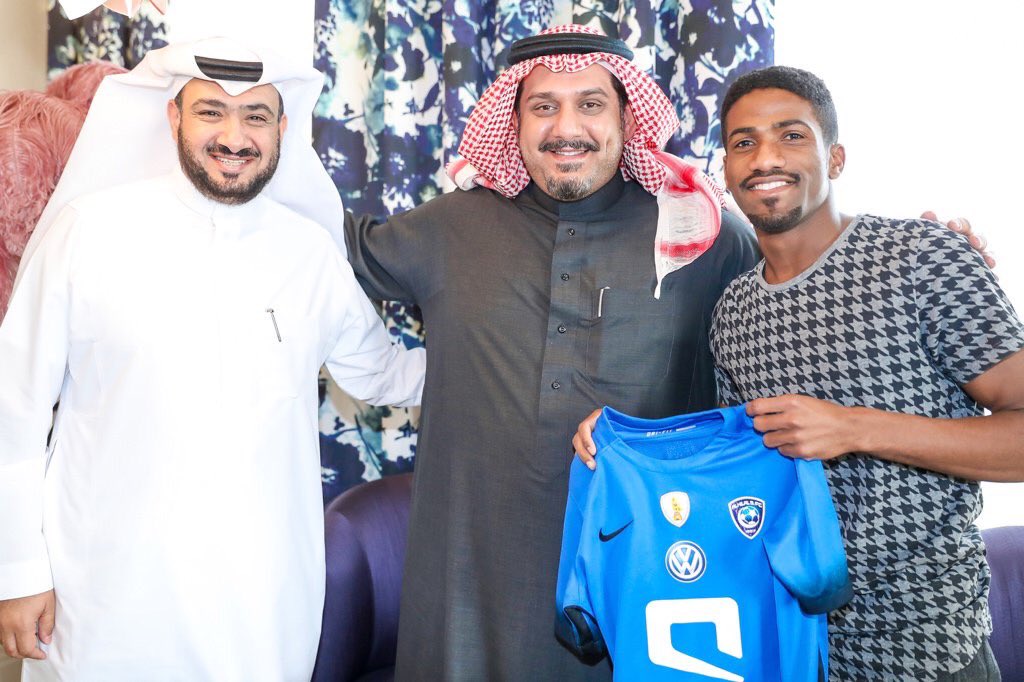 عوض خميس يشعل الجدل بين جماهير الهلال والنصر!