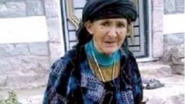 عجوز تحمل السلاح وتبيع مواشيها لدعم المقاومة ضد الحوثيين