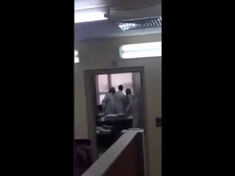 بالفيديو.. عِراك بالأيدي بين موظفين حكوميين داخل المكتب