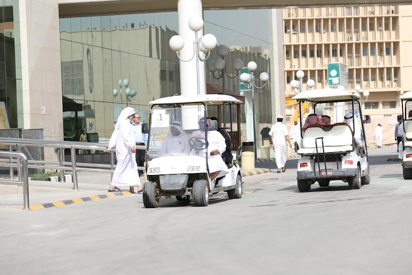 عربات القولف تنقل المرضى والمراجعين بـ”مدينة سعود الطبية”