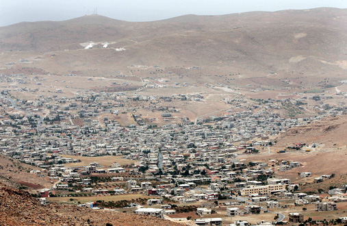 شاهد.. صاروخ يدمر سيارة الوسيط اللبناني بين حزب الله والنصرة