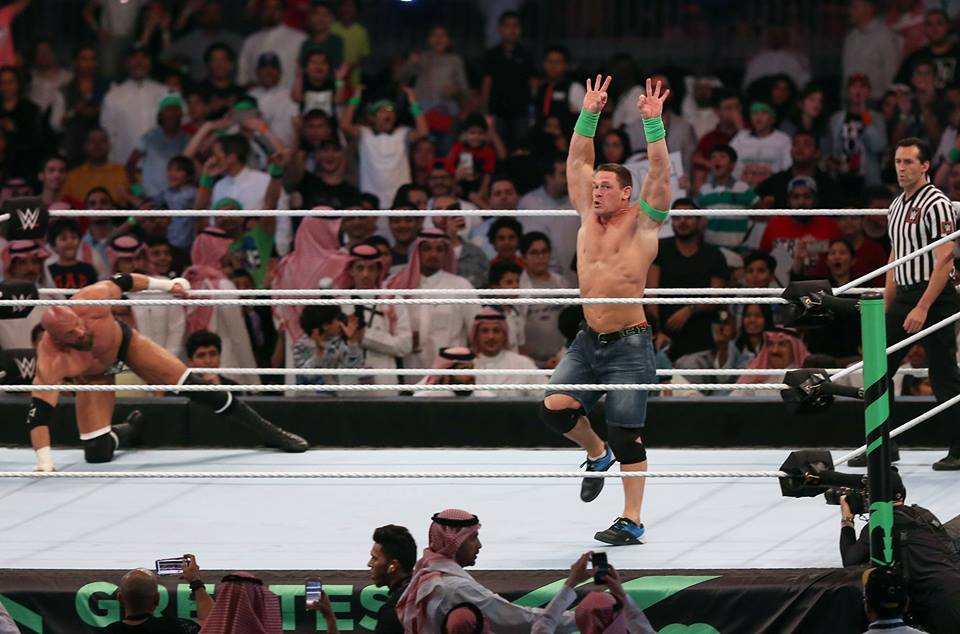 بالصور.. فرانس برس ترصد أجواء عروض WWE في المملكة