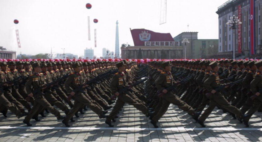 عرض عسكري ضخم في كوريا الشمالية