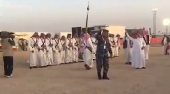 #تيوب_المواطن : مسؤول أمني كويتي يشارك في العرضة خلال حفل فعاليات صولة الحق7 في ضرما