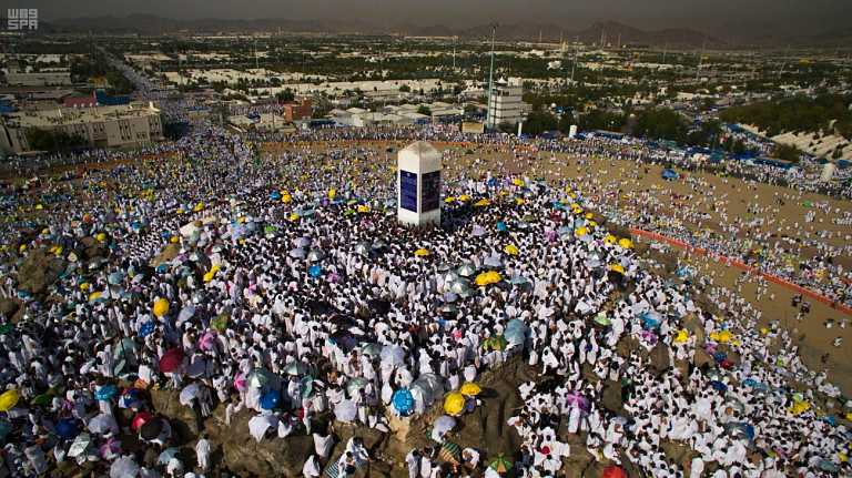 بالصور.. عرفات الآن من السماء.. والحجيج يؤدّون صلاتي الظهر والعصر