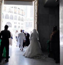 عروس بكامل أناقتها في المسجد الحرام