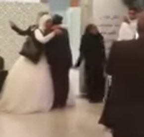 شاهد بالفيديو.. عريس مصري يحمل عروسه بمطار المدينة