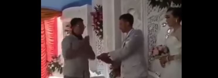 بالفيديو.. عريس يحمل آلة صراف آلي يوم زفافه
