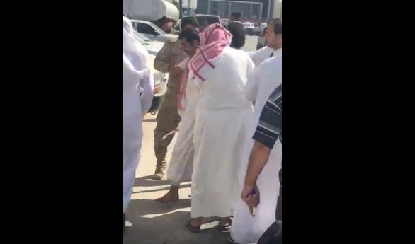 بالفيديو.. عسكري أعزل يحيّد خطر متهوّر أثار الذعر في معارض الرياض