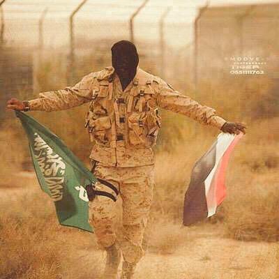 عسكري يمني يحمل علم السعودية بعد #تحرير_عدن