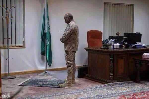 صورة متداولة : متحدث قوات التحالف يصلي بمكتبه