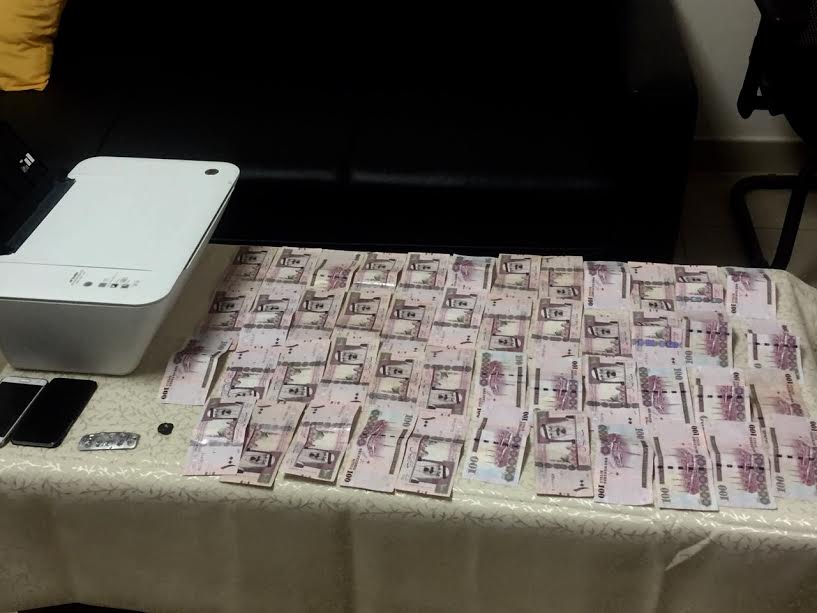 عصابة تزييف العملات في قبضة شرطة الرياض