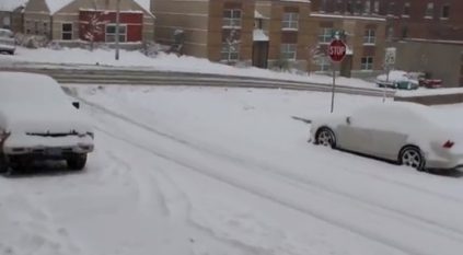 مبتعث ينشر طريقة تنظيف السيارة من الثلج