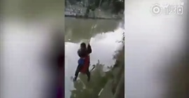 فيديو مروع.. أب يعاقب ابنه بإغراقه في بِركة