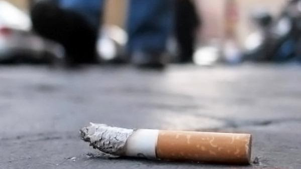 فرنسا: عمال النظافة يجمعون 350 طناً من أعقاب السجائر سنوياً