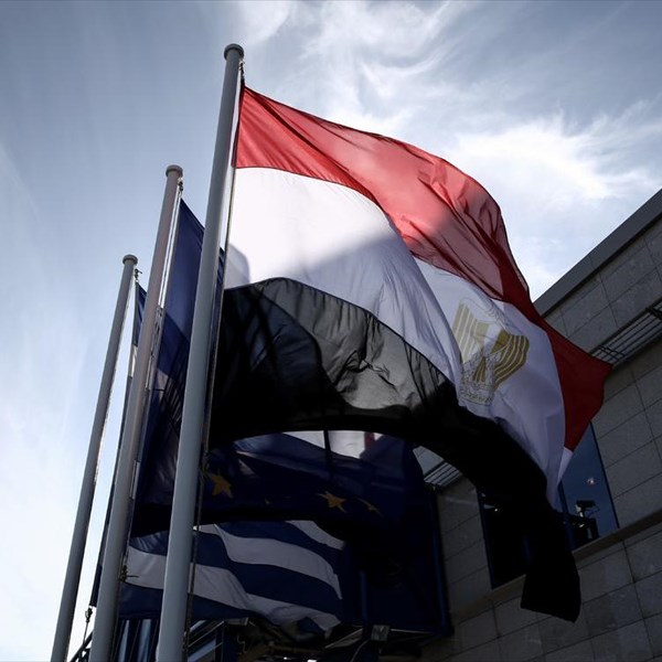 رفع العلم اليوناني على السفارة المصرية لدى قطر