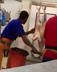 بالفيديو.. عمال المسالخ يغافلون الزبائن للسرقة من اللحوم