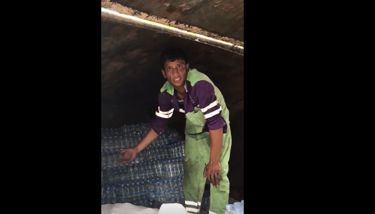 بالفيديو.. القبض على عمالة استخدمت معدات النظافة لتوصيل الماء لمحلات بقالة بمكة