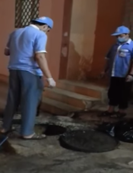 بالفيديو .. مواطن يوثّق عمالا ينظفون غرفة تفتيش المجاري بمطعم بالبكيرية