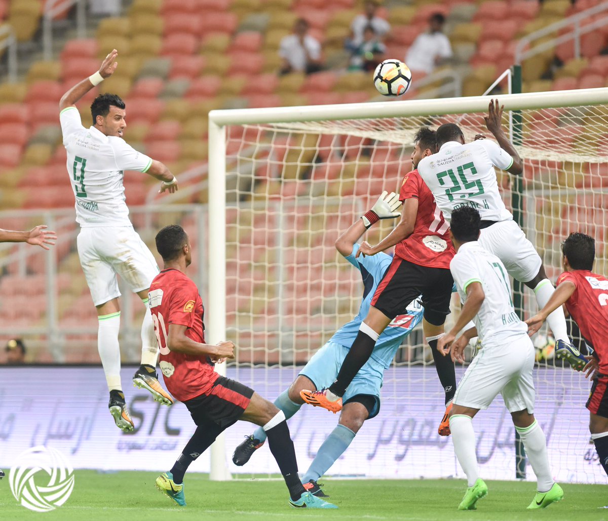 عمر السومة يُحقق رقمًا تاريخيًا في مباراة الأهلي والرائد