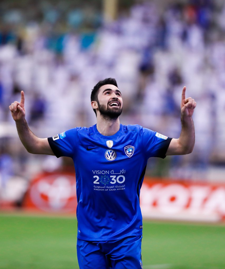 إغراءات إماراتية لخطف خربين من الهلال