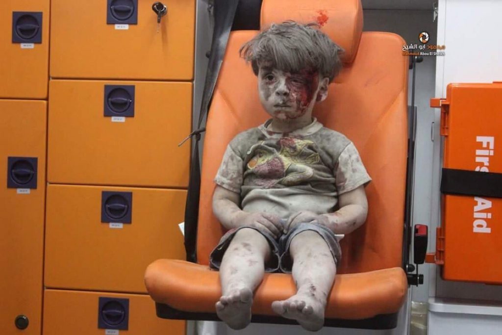 بالفيديو ..#عمران_من_تحت_الركام.. رسالة طفل سوري لعالم مُتبلّد
