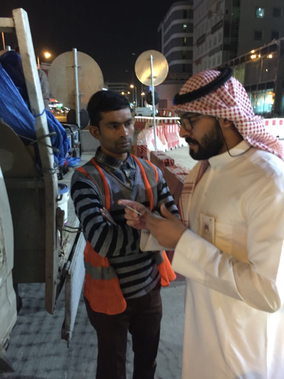 بعد مقطع النوم في العراء.. عمل الرياض يلزم شركة بمسكن مناسب للعمال