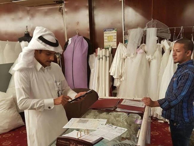 “عمل الرياض” يضبط 22 مخالفة لنظام العمل ولقرارات تأنيث المستلزمات النسائية