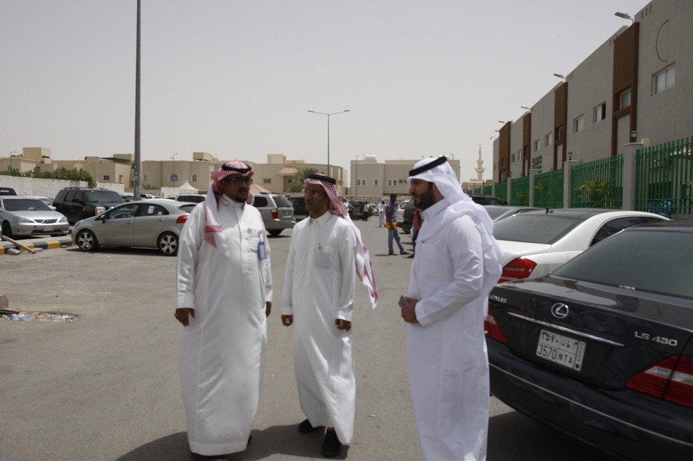 عمل الرياض يفاجئ المخالفين المجاورين لمقره ويزيل جميع الأكشاك والمكاتب المؤقتة (2)
