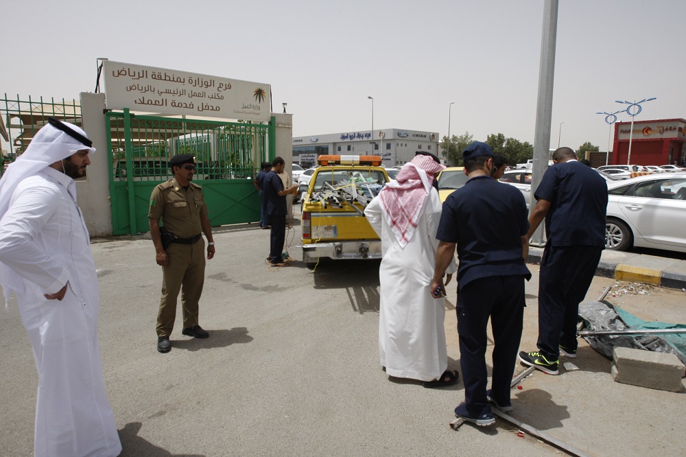 عمل الرياض يضبط المخالفين المجاورين لمقره ويزيل جميع الأكشاك المخالفة