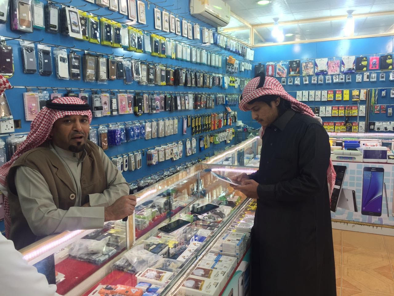 عمل الرياض يوقف خدمات إحدى الشركات ويضبط وافدًا يشغل مهنة سعوديين