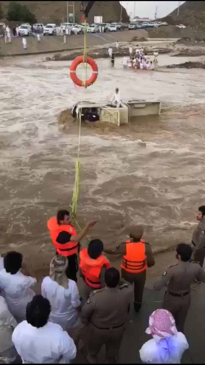 بالصور.. عملية إنقاذ مواطن احتجز السيل سيارته في نجران