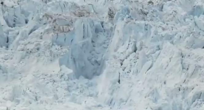 شاهد.. فيديو لأكبر عملية انهيار جليدي تراها عين الإنسان في المحيط المتجمد بحجم مدينة مانهاتن