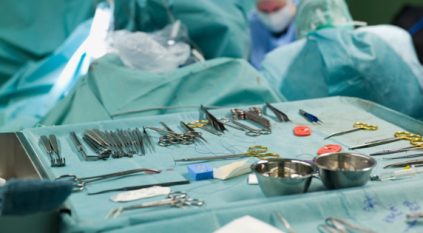 مستشفى القنفذة يكتشف وجود “ملقط” في بطن مريضة