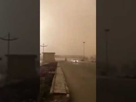بالفيديو.. ‏نجاة سائق بأعجوبة لحظة سقوط عمود إنارة بسبب الرياح