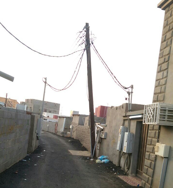 عمود كهرباء آيل للسقوط يهدد سكان محلية #جازان