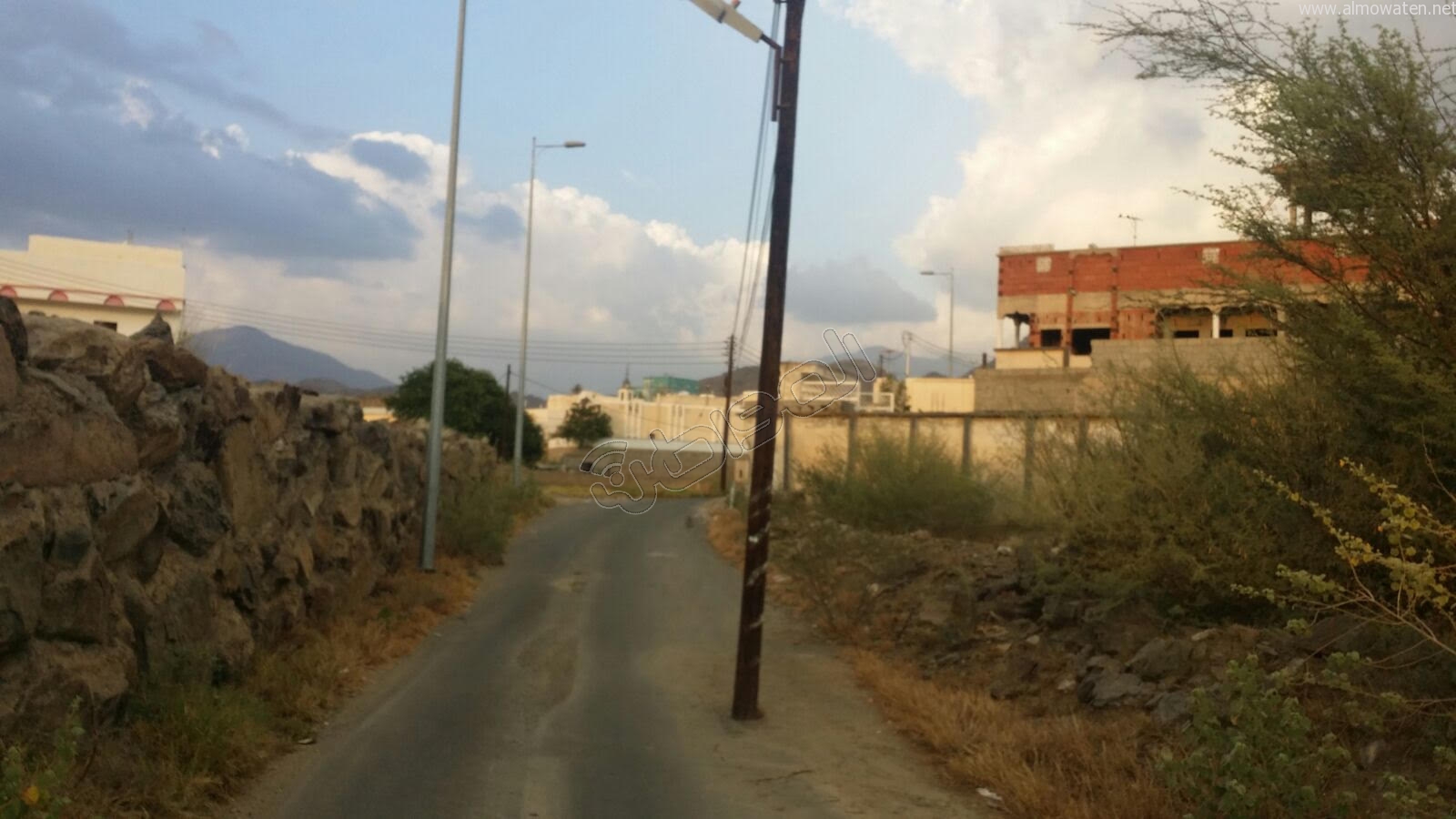 عدسة “المواطن” ترصد عمودي كهرباء يقطعان شارعاً في #المجاردة