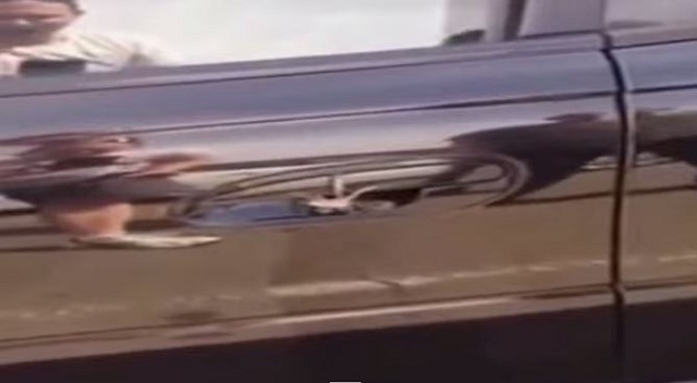 #تيوب_المواطن :رجل يعجز عن فتح باب سيارته بسبب عنكبوت ضخم