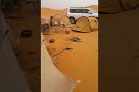 شاهد.. مواطن يوثق آثار عاصفة رملية على موقع رحلة برية