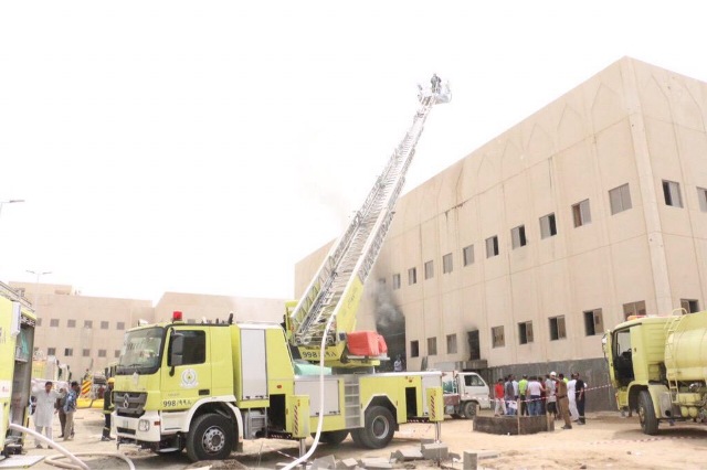 بالصور.. السيطرة على حريق مبنى قيد الإنشاء بـ”عوالي مكة”