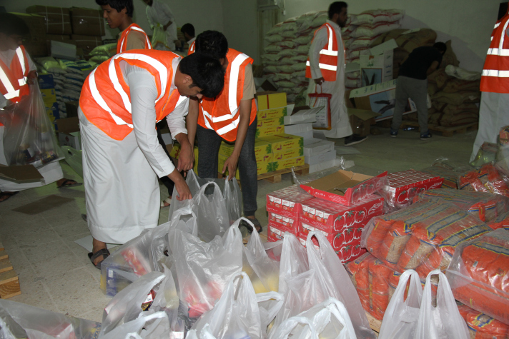 بالصور.. عون التطوعي يوزع 400 سلة رمضانية في القصيم