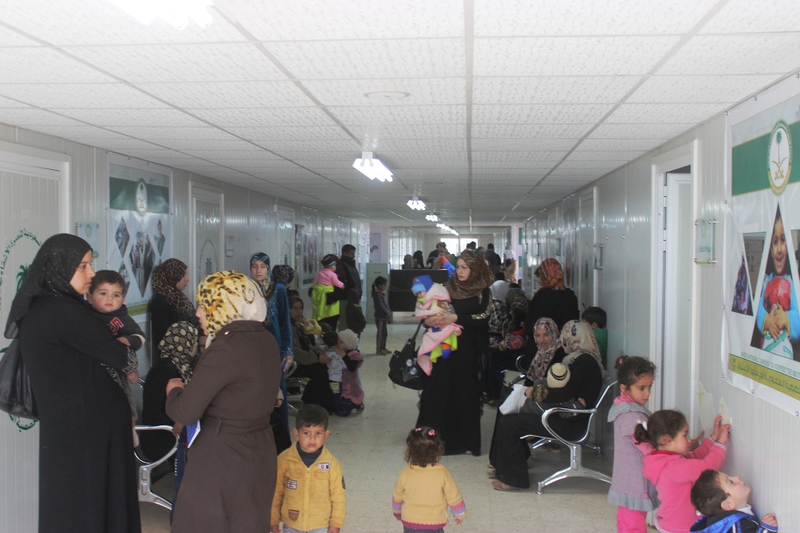 بالصور.. العيادات التخصصية تعالج 2858 لاجئاً سورياً بمخيم الزعتري