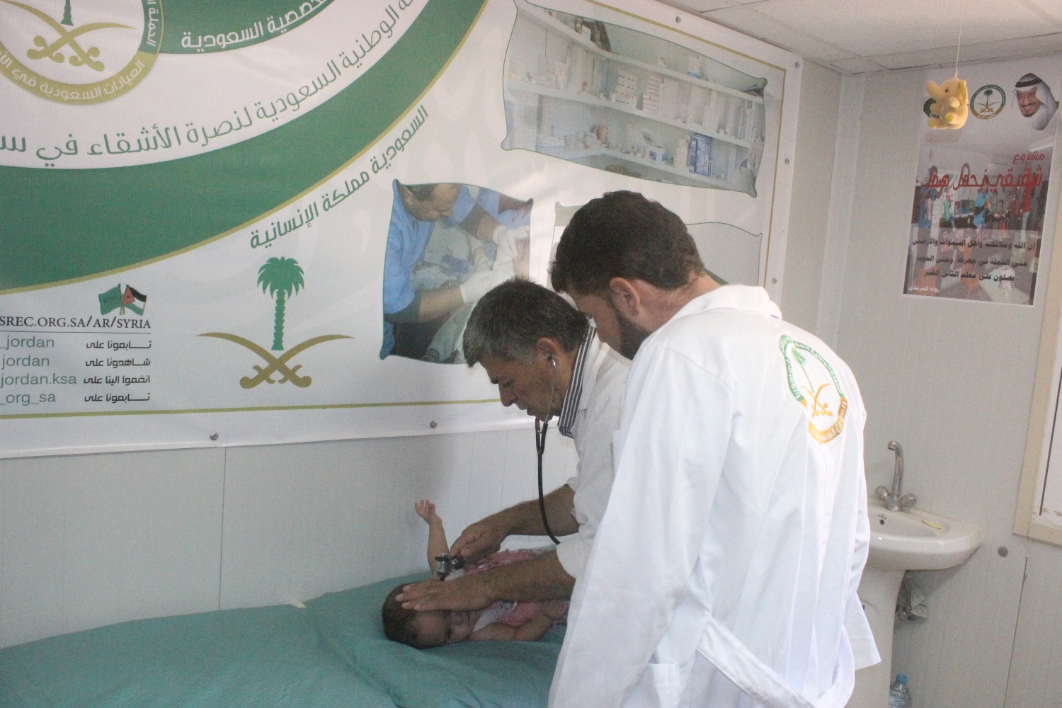بالصور.. العيادات التخصصية تقدم 864 تطعيماً للسوريين بالزعتري