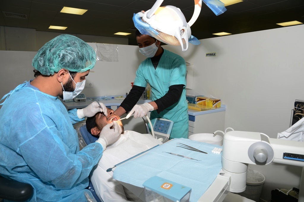 عيادات أسنان جامعة الملك خالد تعالج 2391 حالة خلال الصيف