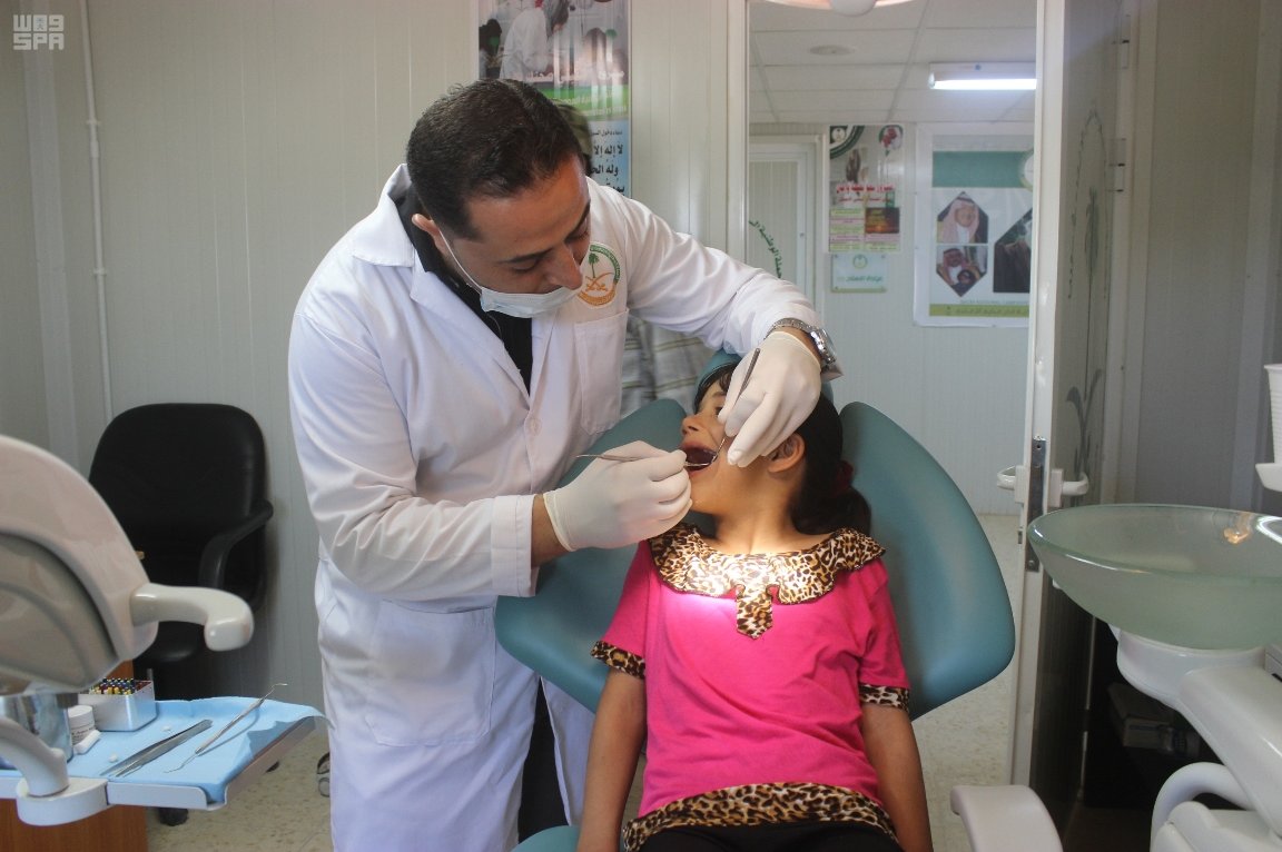 بالصور.. عيادة الأسنان السعودية تعالج 154 سوريًا بمخيم الزعتري