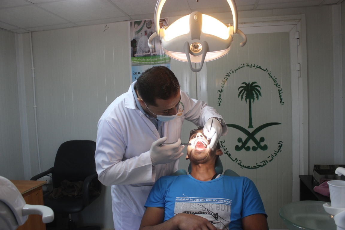 بالصور.. عيادة الأسنان تعالج 456 سورياً بمخيم الزعتري