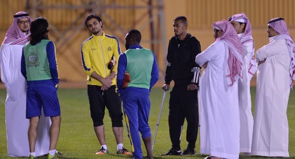 بالصور.. إبراهيم غالب يشارك بحضوره تمارين فريق النصر