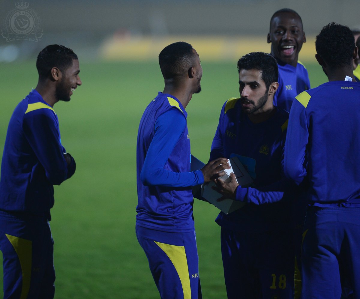 بالصور.. نجم النصر يحتفل بجائزة تتويجه الأفضل في مباراة الهلال