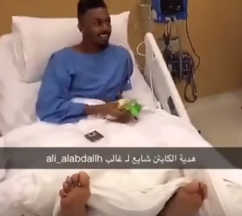 بالفيديو.. هدية نصراوية "مُضحكة" لـ"غالب" بعد نجاح العملية الجراحية! - المواطن