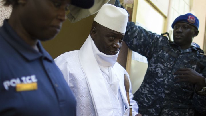 تفتيش “مصلين” يقود لإحباط مؤامرة لاغتيال رئيس غامبيا الجديد